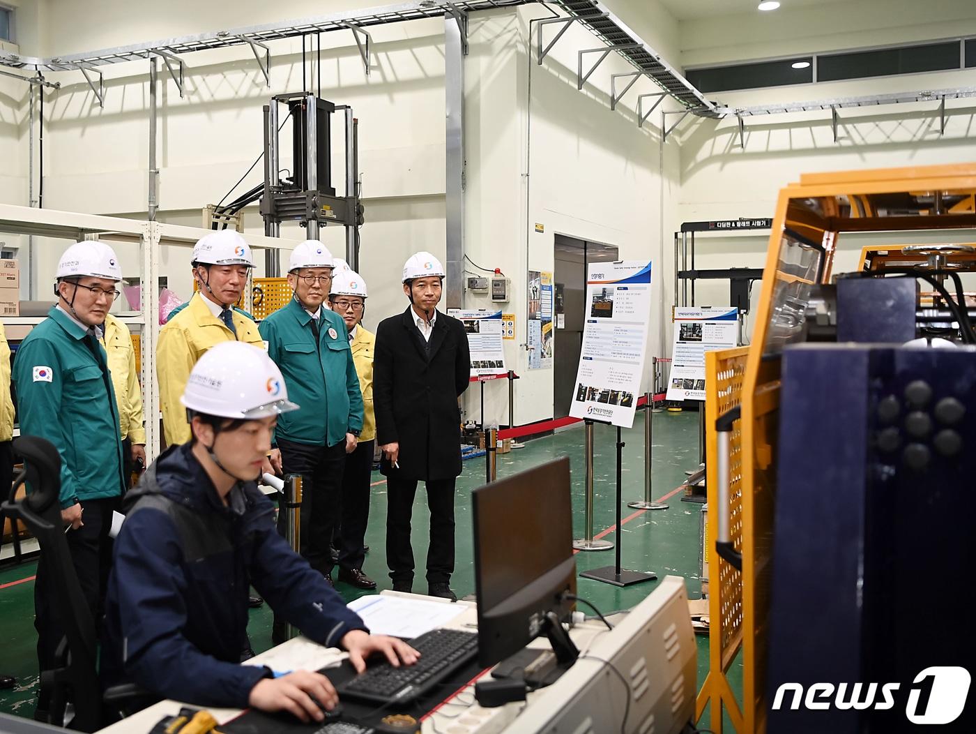 이한경 행정안전부 재난안전관리본부장이 경상남도 거창군 승강기안전기술원을 방문해 안전인증 시설(시험연구동)을 점검하고 있다. (행정안전부 제공) 2023.11.23/뉴스1