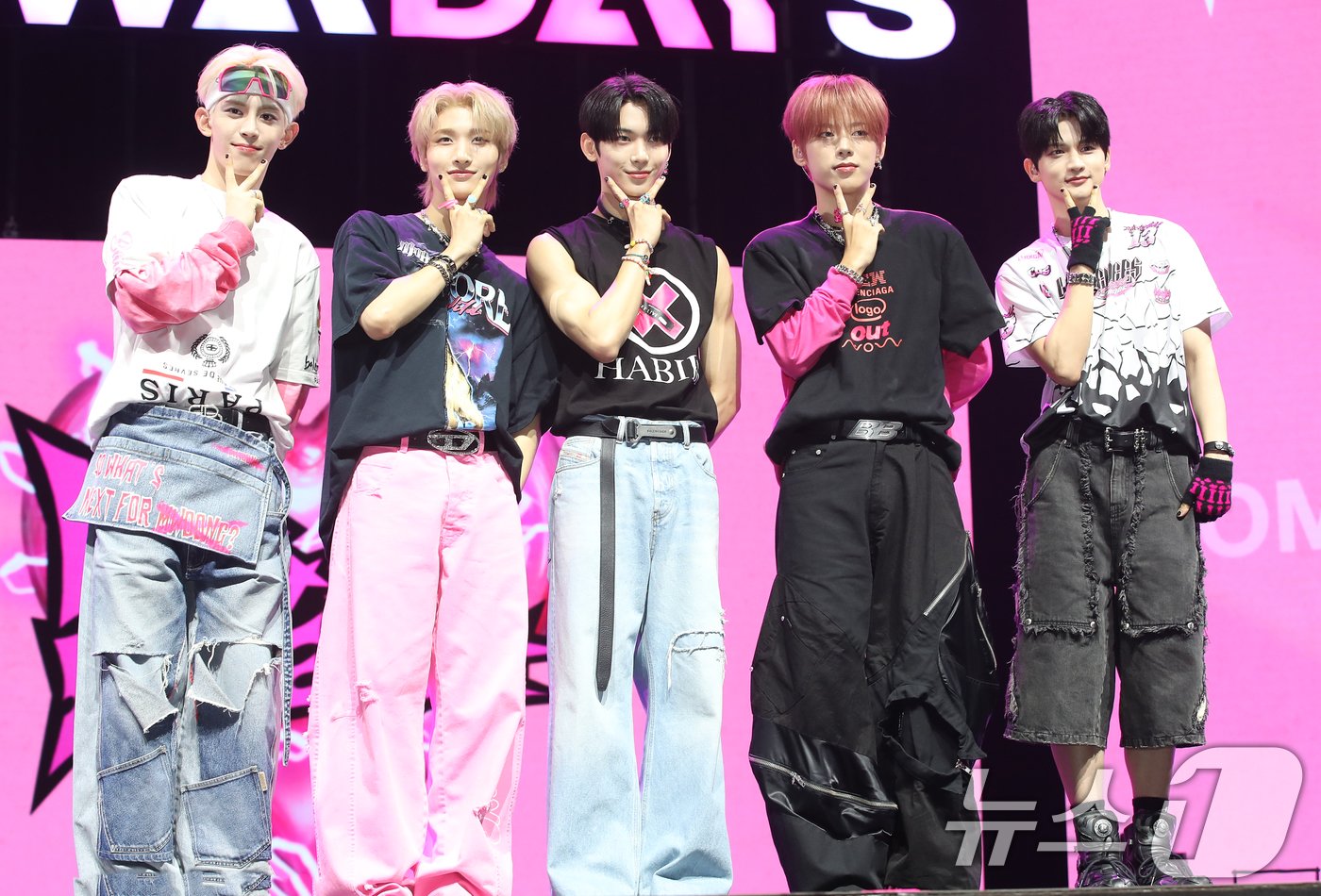 그룹 나우어데이즈(NOWADAYS) 현빈(왼쪽부터) 연우, 시윤, 진혁, 윤이 27일 서울 광진구 예스24라이브홀에서 가진 두 번째 싱글 앨범 'NOWHERE'(노웨어) 발매 쇼케이스에서 포즈를 취하고 있다. 2024.8.27/뉴스1 ⓒ News1 권현진 기자