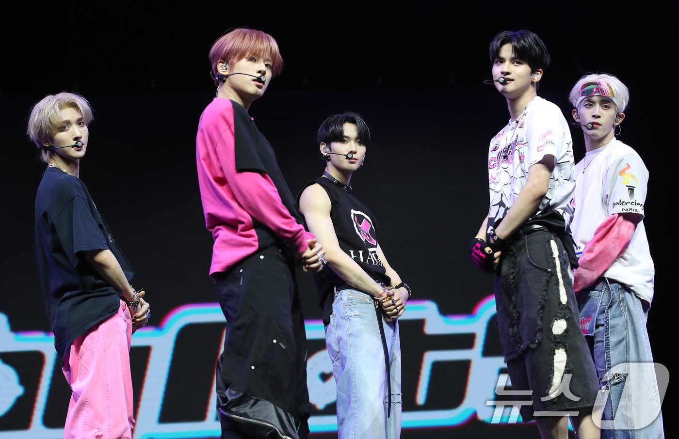 그룹 나우어데이즈(NOWADAYS)가 27일 서울 광진구 예스24라이브홀에서 가진 두 번째 싱글 앨범 'NOWHERE'(노웨어) 발매 쇼케이스에서 타이틀 곡 'Why Not?'을 선보이고 있다. 2024.8.27/뉴스1 ⓒ News1 권현진 기자
