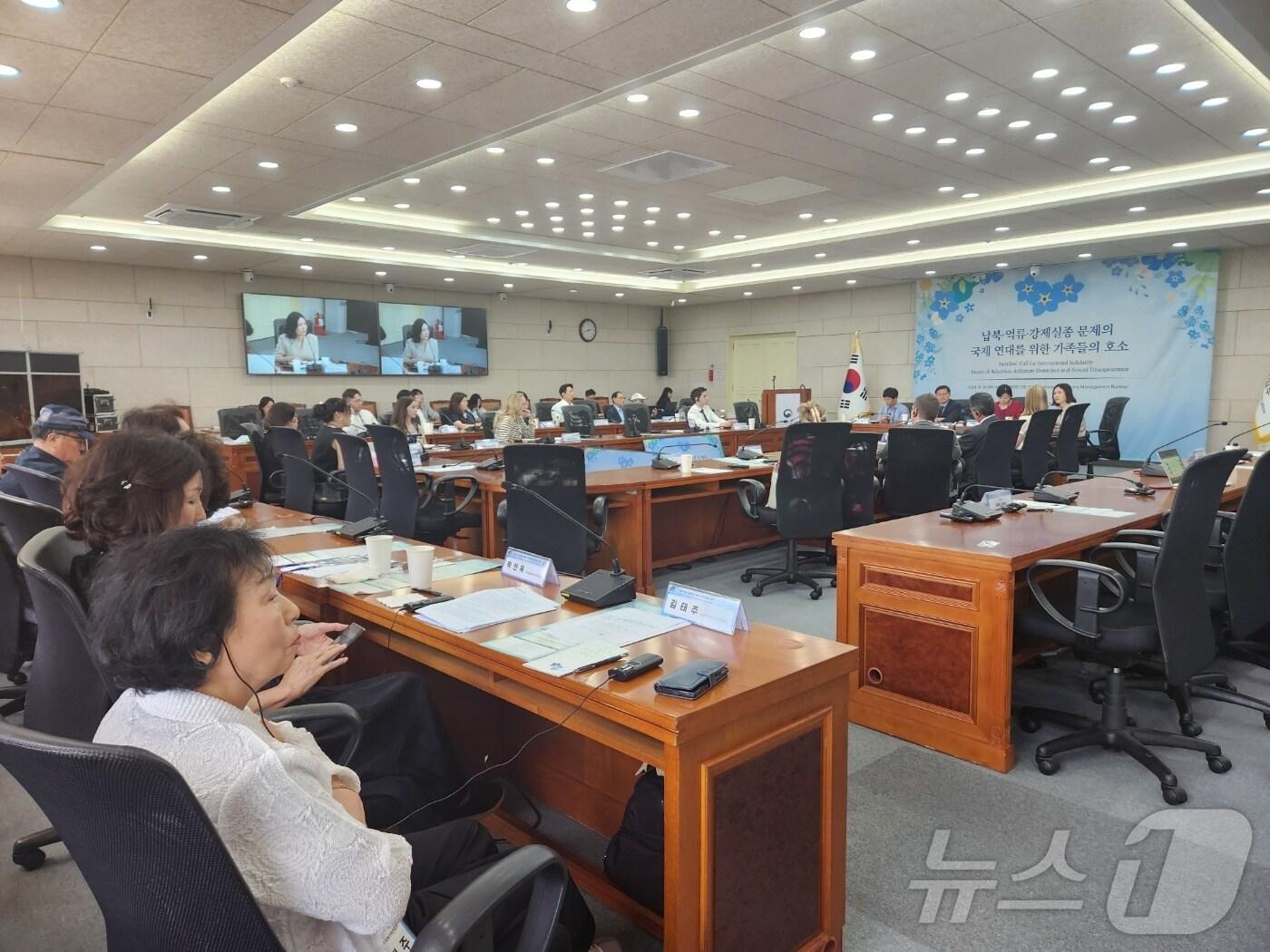 통일부는 29일 '세계 강제실종자희생자의 날(8월 30일)'을 맞아 서울 종로구 남북관계관리단 대회의실에서 '납북·억류·강제실종 문제의 국제 연대를 위한 가족들의 호소' 공청회를 개최했다.