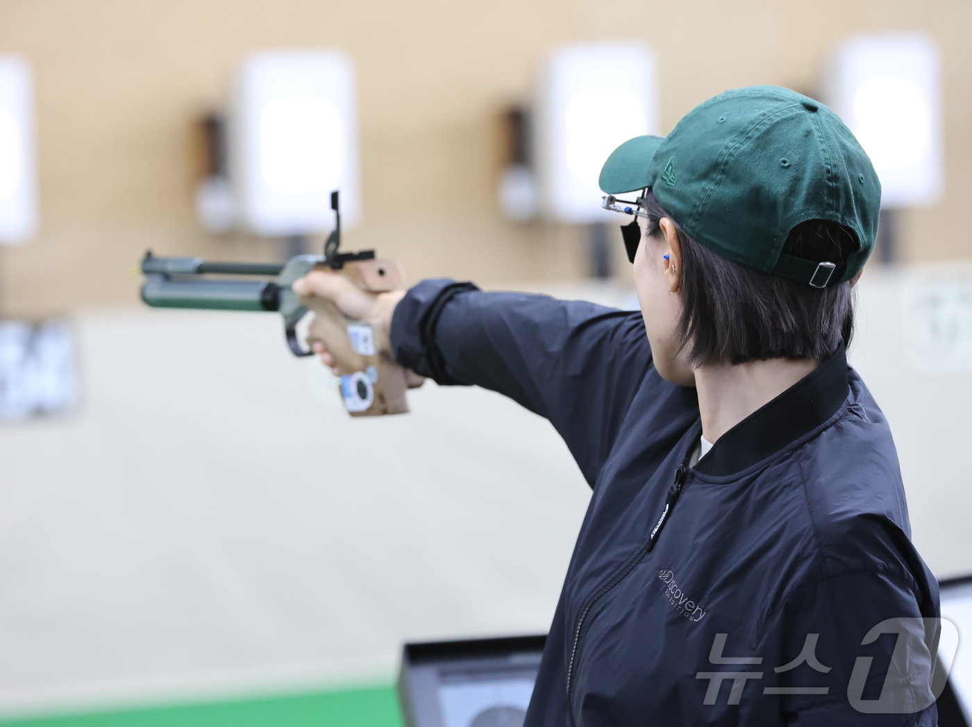 2024 파리올림픽 은메달리스트 김예지가 22일 전남 나주 전남국제사격장에서 열린 '제54회 봉황기 전국사격대회'에서 과녁을 조준하고 있다. 이날 경기에서 김예지는 공기권총 단체1위, 개인 1위를 기록했다. (대한사격연맹 제공) 2024.8.22/뉴스1