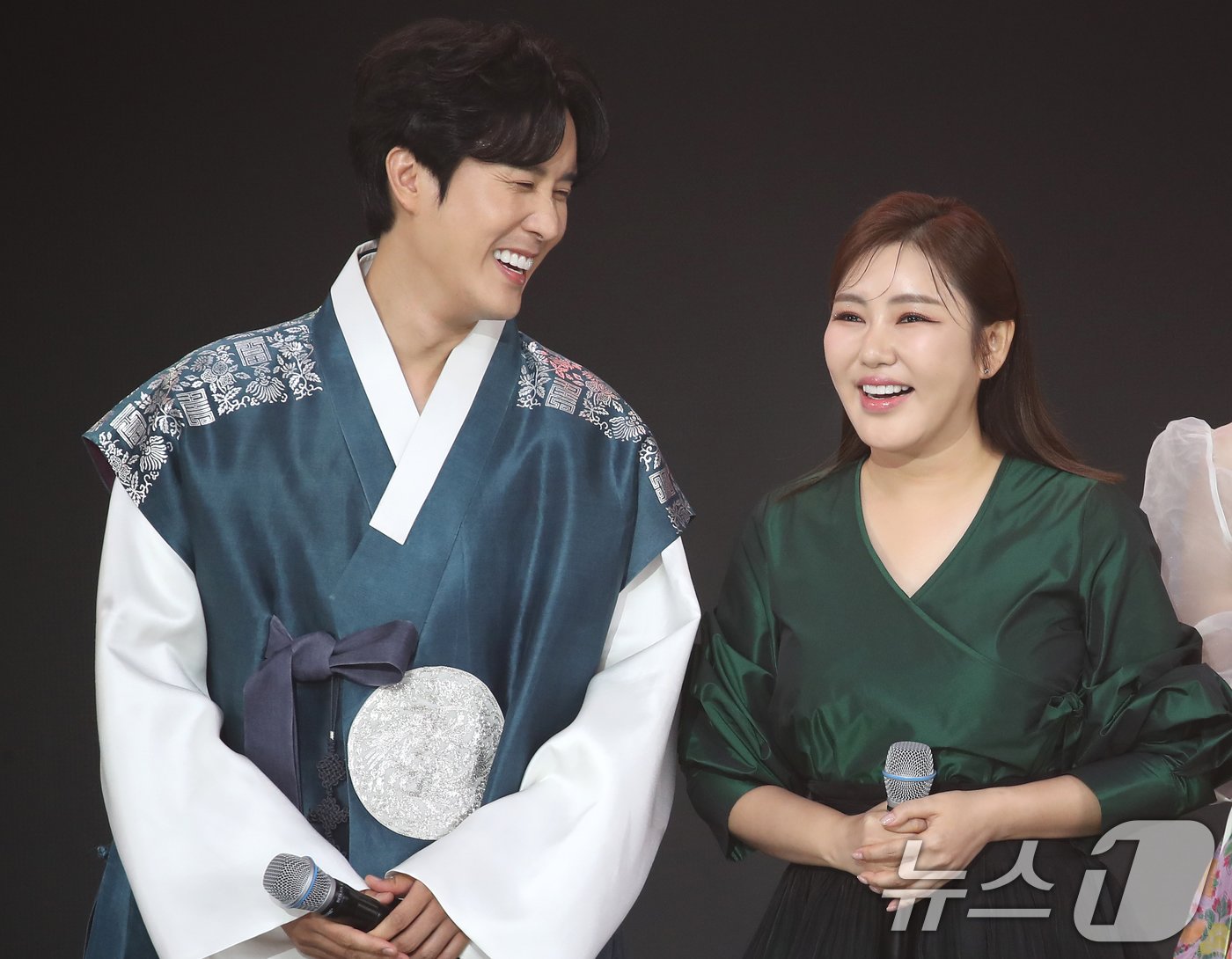 트로트 가수 신유와 송가인(오른쪽)이 26일 오후 서울 마포구 상암동 SBS 프리즘 타워에서 열린 SBS FiL, SBS M ‘더 트롯쇼-한가위 특집' 녹화에서 대화를 나누고 있다.  ⓒ News1 권현진 기자