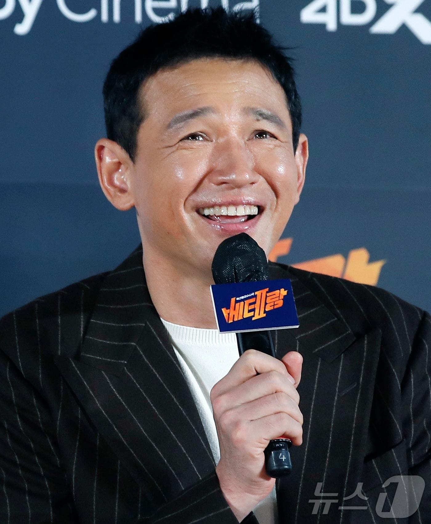 배우 황정민이 20일 서울 용산구 아이파크몰 CGV에서 열린 영화 '베테랑2'(감독 류승완) 제작보고회에서 인사말을 하고 있다. '베테랑2'는 나쁜 놈은 끝까지 잡는 베테랑 서도철 형사(황정민 분)의 강력범죄수사대에 막내 형사 박선우(정해인 분)가 합류하면서 세상을 떠들썩하게 한 연쇄살인범을 쫓는 액션범죄수사극이다. 2024.8.20/뉴스1 ⓒ News1 권현진 기자