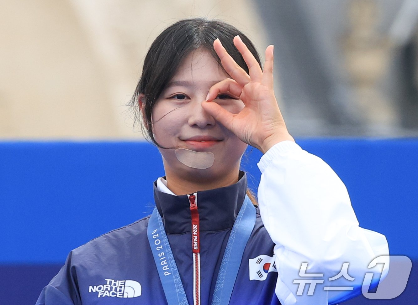 대한민국 양궁 대표팀 임시현 선수가 3일 오후(한국시간) 프랑스 파리 앵발리드에서 진행된 양궁 여자 개인 시상식에서 금메달을 수여 받은 후 '3관왕' 세리머니를 하고 있다. 2024.8.3/뉴스1 ⓒ News1 이동해 기자