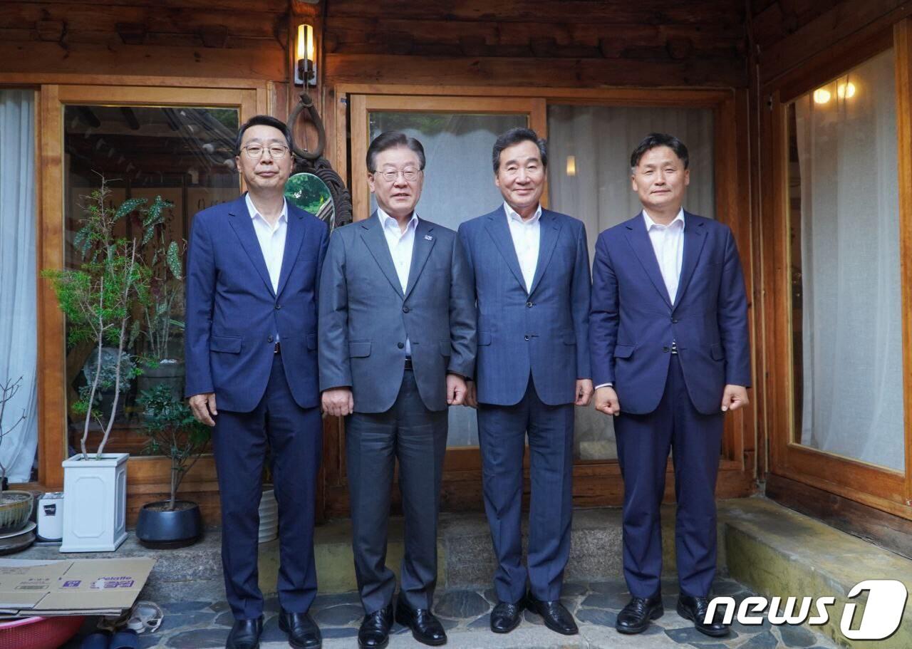 더불어민주당 이재명 대표와 이낙연 전 대표가 2023년 7월 28일 만찬회동에서 기념촬영을 하고 있다. 왼쪽부터 더불어민주당 윤영찬 의원, 이재명 대표, 이낙연 전 대표, 김영진 의원.  김 의원은 정성호 의원과 더불어 친명 중 친명으로 불리고 있는 이 대표 최측근이다. (더불어민주당 제공) 2023.7.28/뉴스1 ⓒ News1 송원영 기자