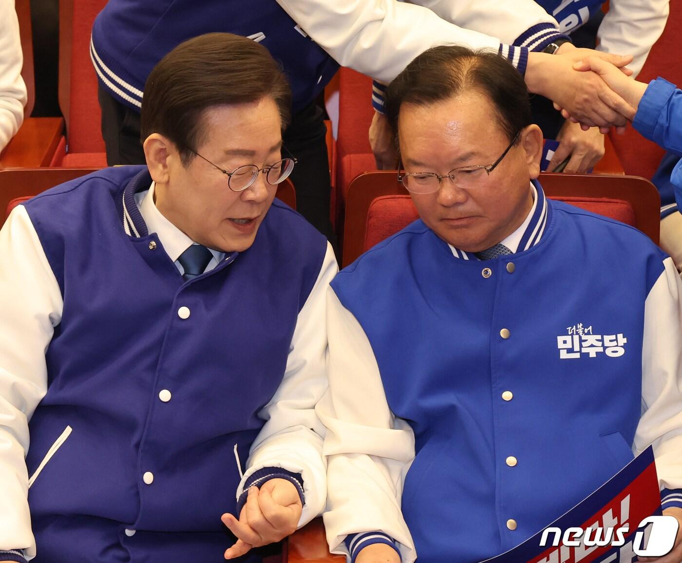 이재명 더불어민주당 대표와 김부겸 상임공동선대위원장이 지난 3월 20일 서울 여의도 국회 도서관에서 열린 '서울특별시당 선거대책위원회 출범식'에서 대화를 하고 있다. 2024.3.20/뉴스1 ⓒ News1 송원영 기자