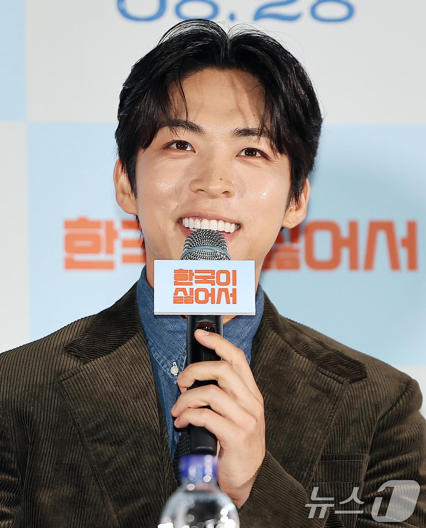 배우 주종혁이 21일 오후 서울 CGV 용산아이파크몰에서 열린 영화 ‘한국이 싫어서’ 언론시사회에 참석해 인사말을 하고 있다. ‘한국이 싫어서’는 20대 후반의 계나(고아성)이 갑자기 자신의 행복을 찾아 직장과 가족, 남자친구를 뒤로하고 홀로 뉴질랜드로 떠나는 이야기다. 시대를 아우르는 공감과 희망의 메시지로 제28회 부산국제영화제 개막작으로 선정되기도 했다. 2024.8.21/뉴스1 ⓒ News1 김진환 기자