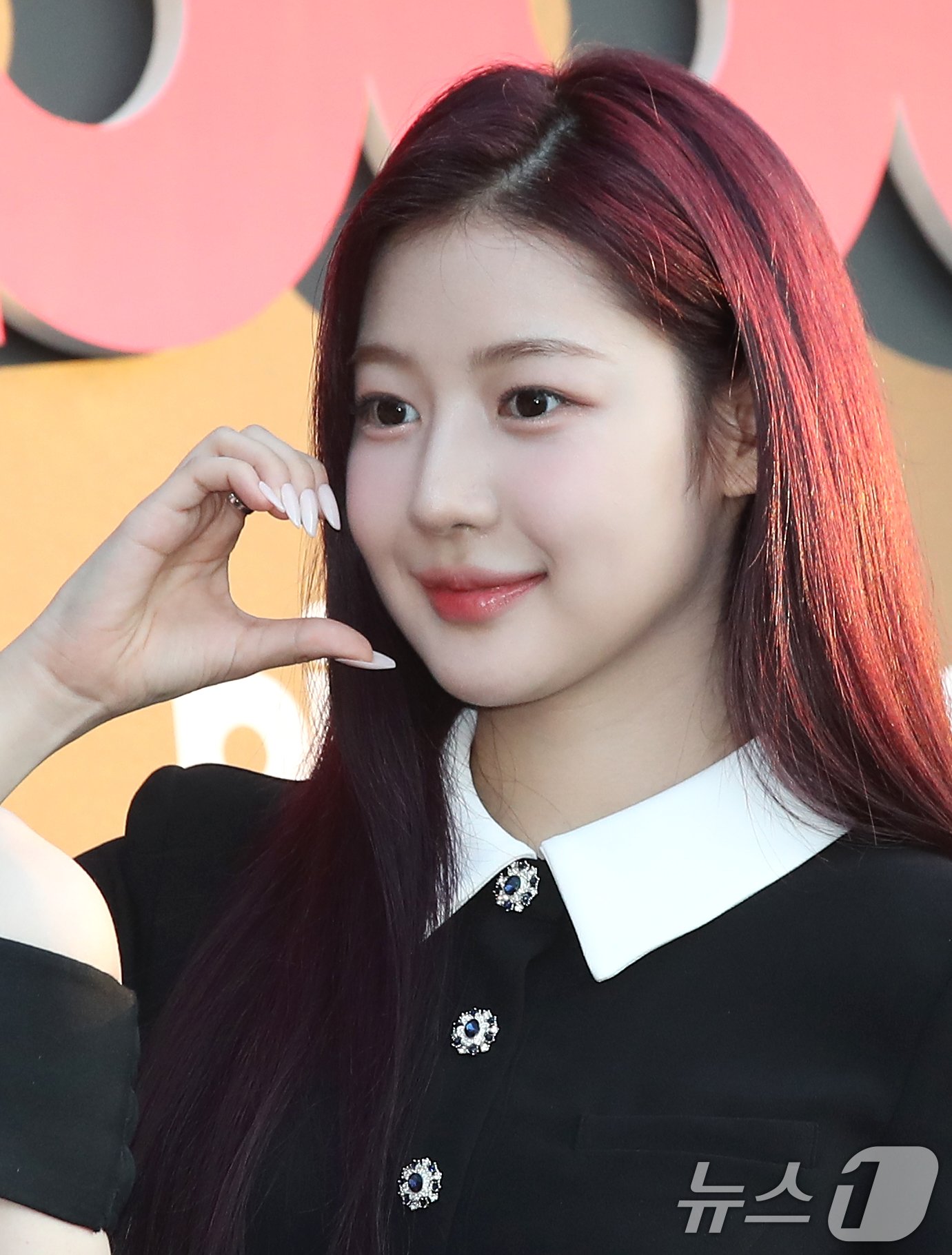 피프티피프티 예원이 27일 서울 중구 신라호텔 영빈관에서 열린 ‘빌보드 케이 파워 100(Billboard K POWER 100)’ 행사에서 볼 하트 포즈를 취하고 있다. ⓒ News1 권현진 기자