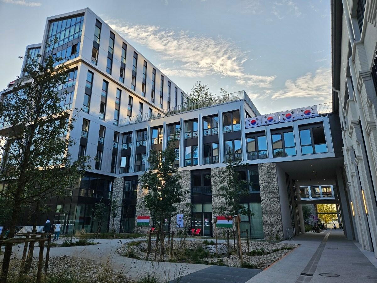 2024 파리 패럴림픽 선수촌에 걸린 태극기. (대한장애인체육회 제공)