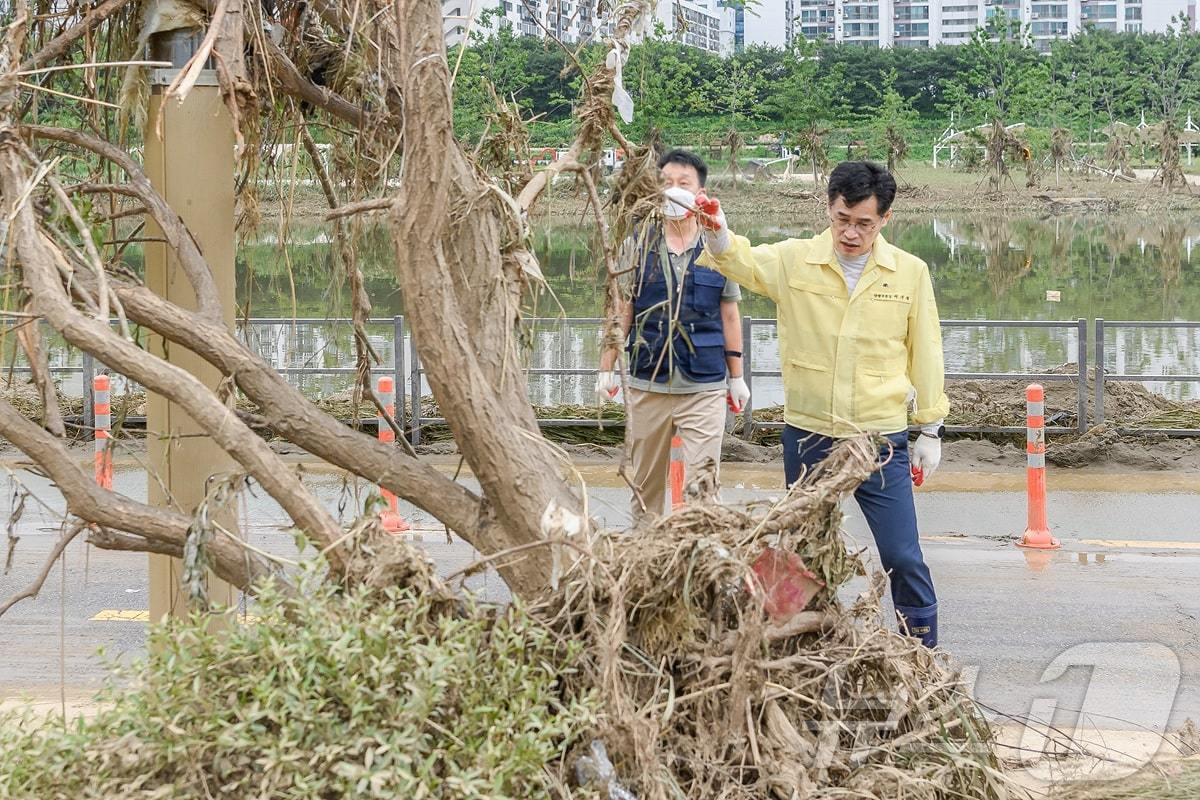 이기재 양천구청장이 가로수 정비 작업을 벌이는 모습. (양천구 제공)