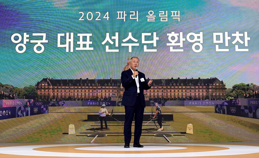 정의선 현대차그룹 회장이 27일 서울 그랜드 워커힐 호텔에서 열린 2024 파리올림픽 양궁대표 선수단 환영 만찬에서 환영사를 하고 있다. ⓒ연합뉴스