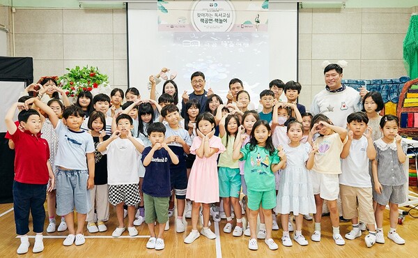 지난 29일 용정초등학교, '뉴스킨 희망 도서관' 독서교육 프로그램 진행 모습(제공=뉴스킨)