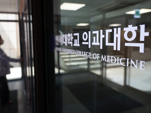▲ 의대 증원에 반발한 의대 학생들의 휴학 사태가 지속되고 있는 23일 서울 시내 한 의과대학에서 관계자가 이동하고 있다. 이날 전국의과대학교수협의회는 