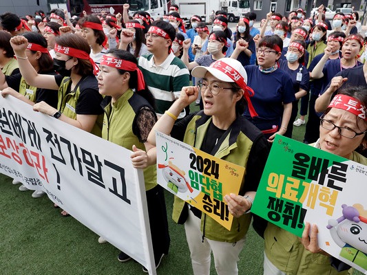 ▲ 총파업을 예고한 전국보건의료노조가 26일 서울 중구 국립중앙의료원 앞에서 조속한 진료 정상화, 불법의료 근절과 업무 범위 명확화 등을 촉구하며 선전전을 하고 있다. 사진=뉴시스
