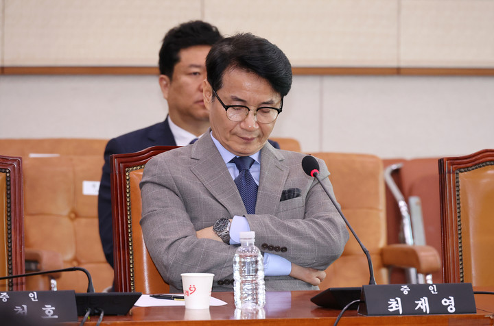 지난달 26일 오전 열린 서울 여의도 국회 법제사법위원회 전체회의에 증인으로 출석한 최재영 목사가 의원들의 의사진행 발언을 듣고 있다. 2024.7.26