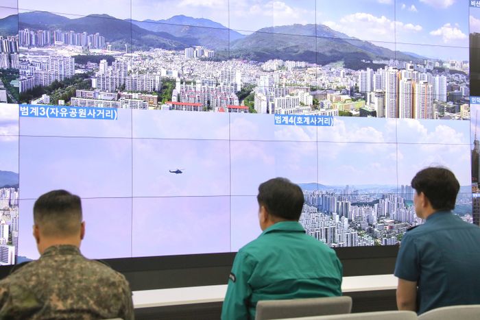 최대호 안양시장(가운데)이 시 스마트도시통합센터에서 공중영역 감시 및 추적체계 전환 시연을 보고 있다. ⓒ안양시 제공