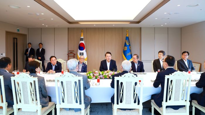 윤석열 대통령이 21일 서울 용산 대통령실 청사에서 열린 통일·외교 원로 초청 오찬 간담회에서 발언하고 있다. ⓒ연합뉴스