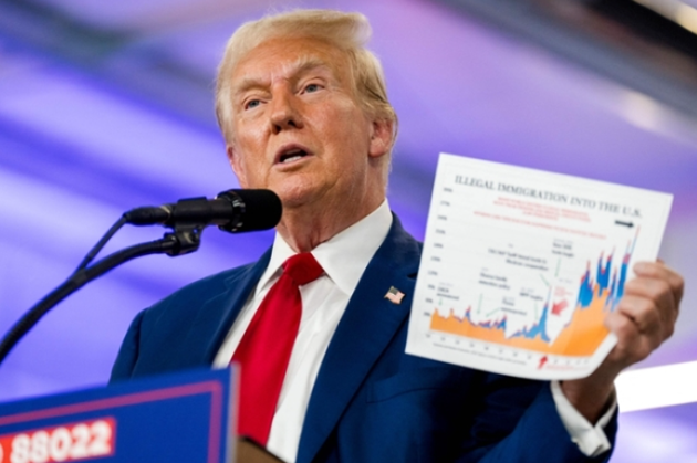 미국 공화당 대선 후보인 도널드 트럼프 전 대통령이 20일(현지시간) 미시간주 디트로이트에서 범죄 관련 자료를 들고 연설하고 있다. ⓒAFP/연합뉴스