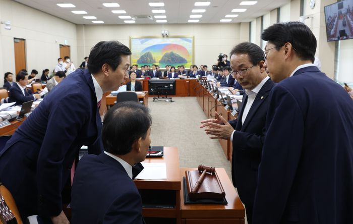 26일 국회에서 열린 정무위원회에서 여야 간사가 대화를 하고 있다. ⓒ연합뉴스