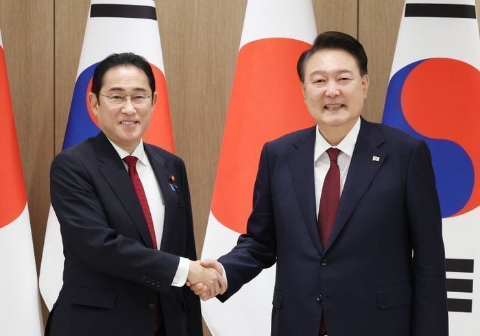 북대서양조약기구(NATO·나토) 75주년 정상회의에 참석한 윤석열 대통령이 7월 10일(현지시각) 미국 워싱턴DC 윌러드 인터콘티넨탈 호텔에서 열린 한일 정상회담에서 기시다 후미오 일본 총리와 악수하고 있다. (공동취재) ⓒ뉴시스
