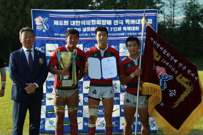 지난 17일 최윤 대한럭비협회 회장(사진 왼쪽 첫 번째)이 ‘제6회 대한럭비협회장배 전국 럭비대회 겸 2024 생활체육 7인제 럭비대회’에서 18세이하부 우승팀인 경산고 럭비부에 시상 후 단체촬영을 하고 있다. ⓒ 대한럭비협회