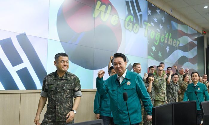 윤석열 대통령이 을지 자유의 방패(UFS) 연습 3일 차인 지난 21일 육군 지상작전사령부 전투작전본부를 찾아 한미 장병들을 격려한 뒤 이석하고 있다(자료사진). ⓒ대통령실/뉴시스