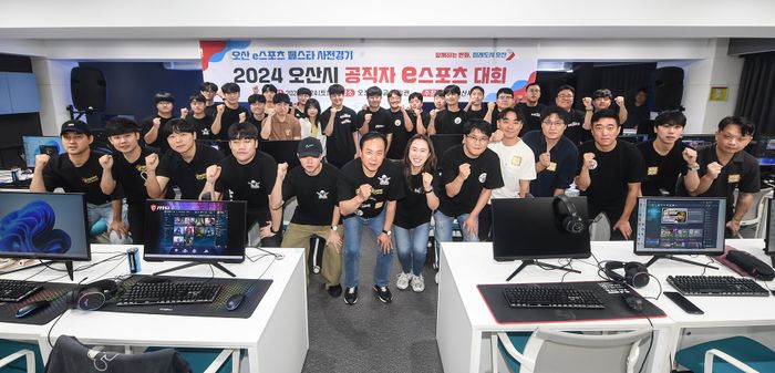 이권재 시장이 공직자 e스포츠 대회에서 참가자들과 기념촬영을 하고 있다. ⓒ오산시 제공