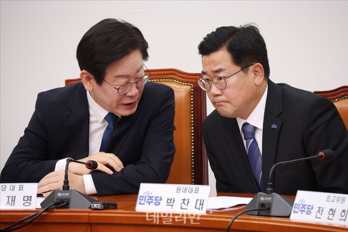 더불어민주당 이재명 대표, 박찬대 원내대표가 19일 국회에서 열린 민주당 최고위원회의에서 대화를 하고 있다. ⓒ데일리안 홍금표 기자