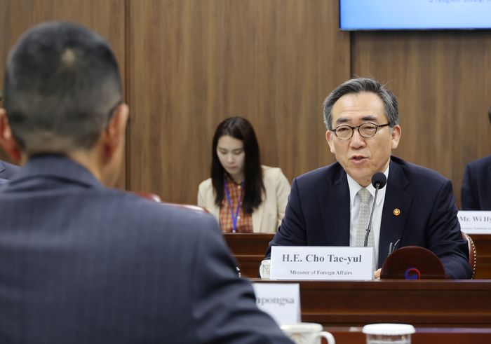 조태열 외교부 장관이 지난 2일 서울 종로구 외교부 청사에서 열린 에서 마릿 싸응이얌퐁 태국 외교장관과 대화하고 있다. ⓒ연합뉴스