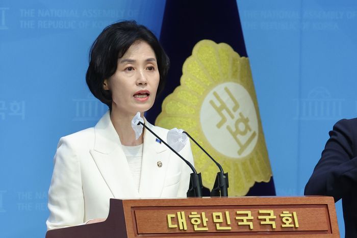 박은정 조국혁신당 의원이 지난달 23일 국회 소통관에서 열린 윤석열·김건희 쌍특검법 발의 기자회견에서 발언하고 있다. ⓒ뉴시스