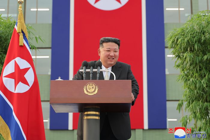 평안북도 등 북한 수해지역 주민들이 15일 평양에 도착해 숙소에 입소했다고 조선중앙통신이 16일 보도했다. 통신은 북한 김정은 국무위원장이 속소에서 수재민들을 맞아 주었다고 전했다. ⓒ연합뉴스