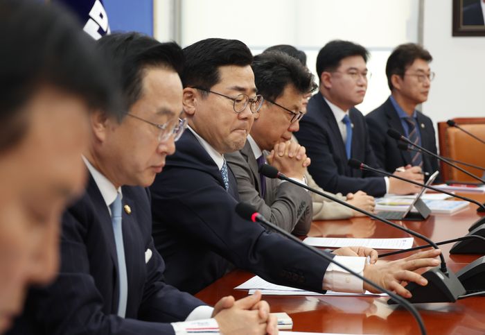 박찬대 더불어민주당 원내대표가 20일 국회에서 열린 원내대책회의에서 발언 후 마이크를 끄고 있다. ⓒ뉴시스