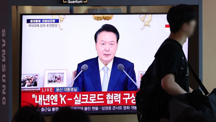 29일 서울역 대합실 TV에서 윤석열 대통령의 국정브리핑 생중계가 방송되고 있다. ⓒ연합뉴스