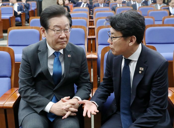 이재명 더불어민주당 대표가 지난해 국회에서 열린 의원총회에서 진성준 당시 원내수석부대표와 대화를 하고 있다. ⓒ 뉴시스