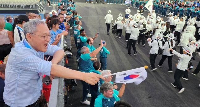 유인촌 문화체육관광부 장관이 28일(현지시각) 프랑스 파리 콩코드 광장에서 열린 2024 파리패럴림픽 개막식에서 입장하는 대한민국 선수단을 향해 태극기를 흔들며 환호하고 있다. ⓒ 문화체육관광부