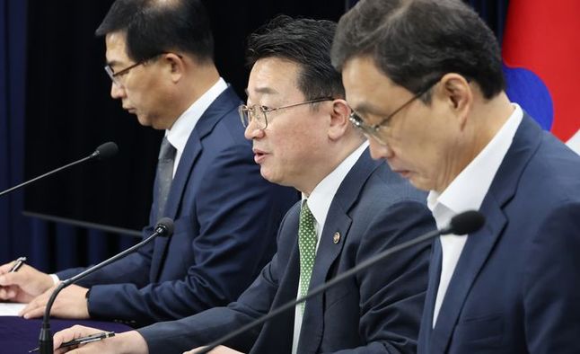 김종문 국무조정실 국무1차장(왼쪽두번째)이 6일 서울 종로구 정부서울청사에서 열린 에서 발언하고 있다. ⓒ연합뉴스