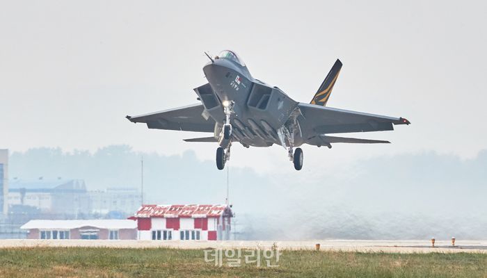 국산 초음속전투기 KF-21 시제2호기가 최초 비행을 위해 이륙하고 있다(자료사진). ⓒ뉴시스