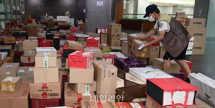 서울 여의도 국회의원회관 로비에 국회의원들 앞으로 도착한 추석 선물 택배들이 쌓여 있다(자료사진). ⓒ공동취재사진/데일리안DB