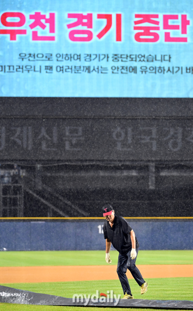 2024년 8월 18일 서울 잠실구장에서 '2024 신한 SOL Bank KBO리그, KIA 타이거즈와 LG 트윈스의 경기가 열렸다. 7회말 1사 1루 LG 김현수 타석 때 갑자기 내린 많은 비로 우천 중단되고 있다./잠실=유진형 기자 zolong@mydaily.co.kr<br> 