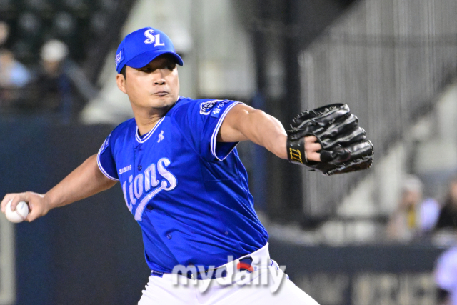 2024년 6월 27일 서울 잠실야구장에서 진행된 '2024 신한 SOL 뱅크 KBO 리그' 삼성-LG의 경기.<br><br>삼성 오승환이 8회말 구원 등판해 역투를 펼치고 있다./마이데일리