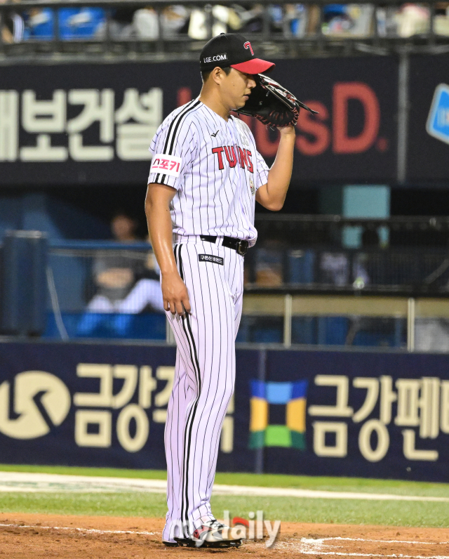 2024년 8월 17일 서울 잠실구장에서 '2024 신한 SOL Bank KBO리그, KIA 타이거즈와 LG 트윈스의 경기가 열렸다. LG 정우영이 6회초 실점한 뒤 허탈해하고 있다./마이데일리