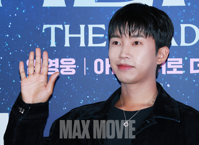 지난 22일 오후 용산구 CGV용산아이파크몰에서 열린 영화 '임영웅 아임 히어로 더 스타디움' 언론시사회 무대인사에서 임영웅이 카메라를 향해 손인사 포즈를 취하고 있다. 정유진 기자