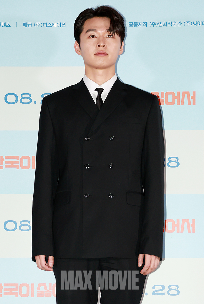 늠름하게 차렷 포즈 취하는 김우겸. 정유진 기자