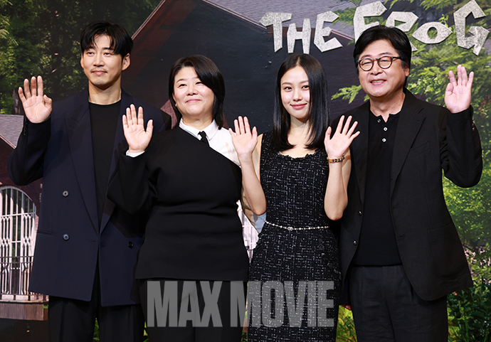 21일 오전 강남구 조선 팰리스 서울 강남에서 열린 넷플릭스 시리즈 ‘아무도 없는 숲속에서’ 제작발표회에서 윤계상·이정은·고민시·김윤석이 카메라를 향해 포즈를 취하고 있다. 정유진 기자
