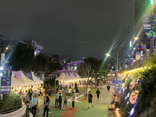 ‘쇼핑·먹거리 즐기며 무더위 날리세요’…관악구, 별빛내린천서 플리마켓 개최