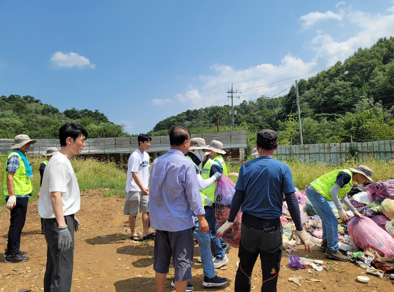 체감온도 35도 넘는데…폭염 속 공무원들이 '2t 쓰레기' 뒤진 이유는 '훈훈'