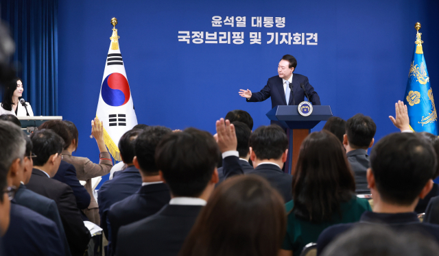 尹, 김건희 여사 檢조사에 '저도 전직 영부인 멀리 찾아가 조사했다'