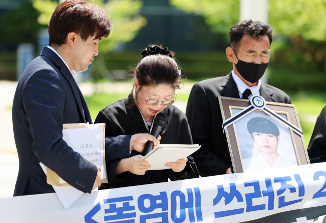 '쓰러진 아들 사진 찍어 보낸 뒤 병원 데려가라니'…폭염 속 숨진 청년노동자 유족, 진상규명 촉구