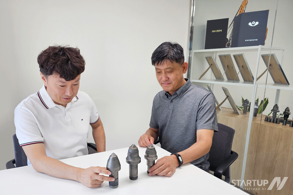 ㈜원강 강태영 대표(좌측)과 Total Foundation R&D Center 연구소장 허엽(우측)이 ‘픽커터’의 연구개발을 강화 하기위해 이야기하고있다. (제공=㈜원강)