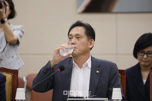 ▲ 14일 열린 국회 방송장악 청문회에 증인으로 출석한 김태규 방송통신위원장 직무대행. 사진=김용욱 기자